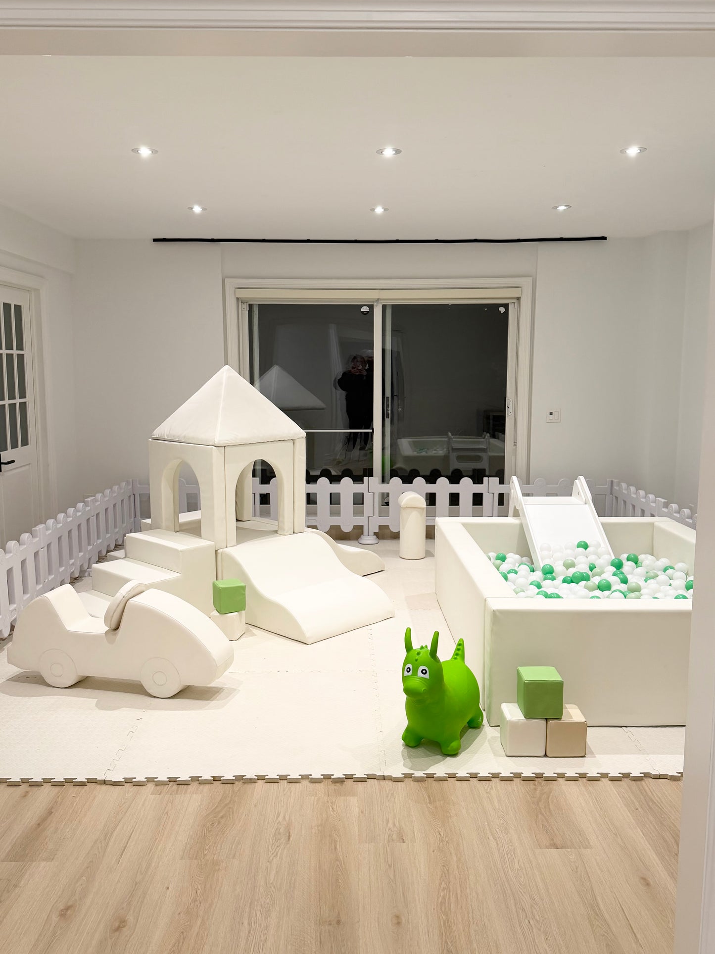 Medium Luxe Soft Play - White House