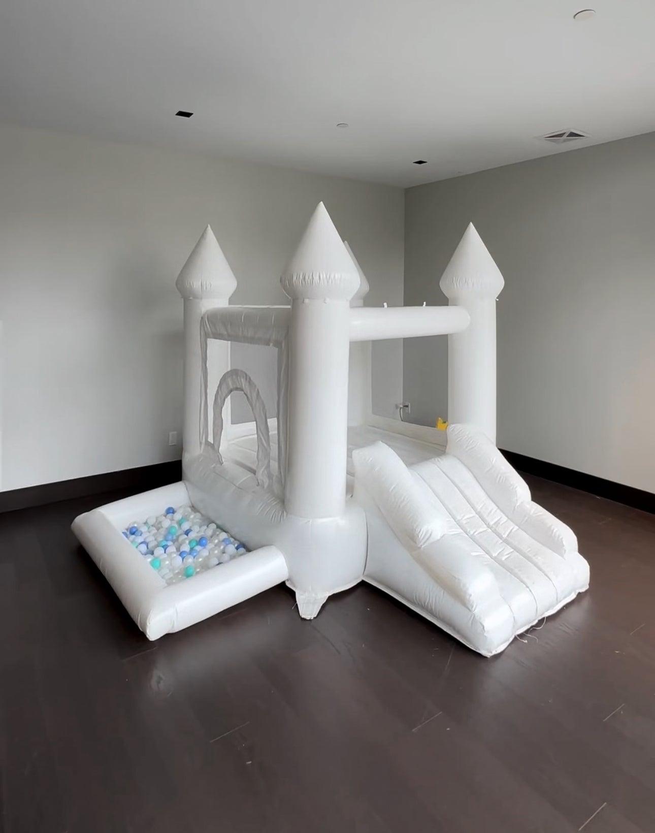 7 Ft White Jumping Castle With Ball Pit