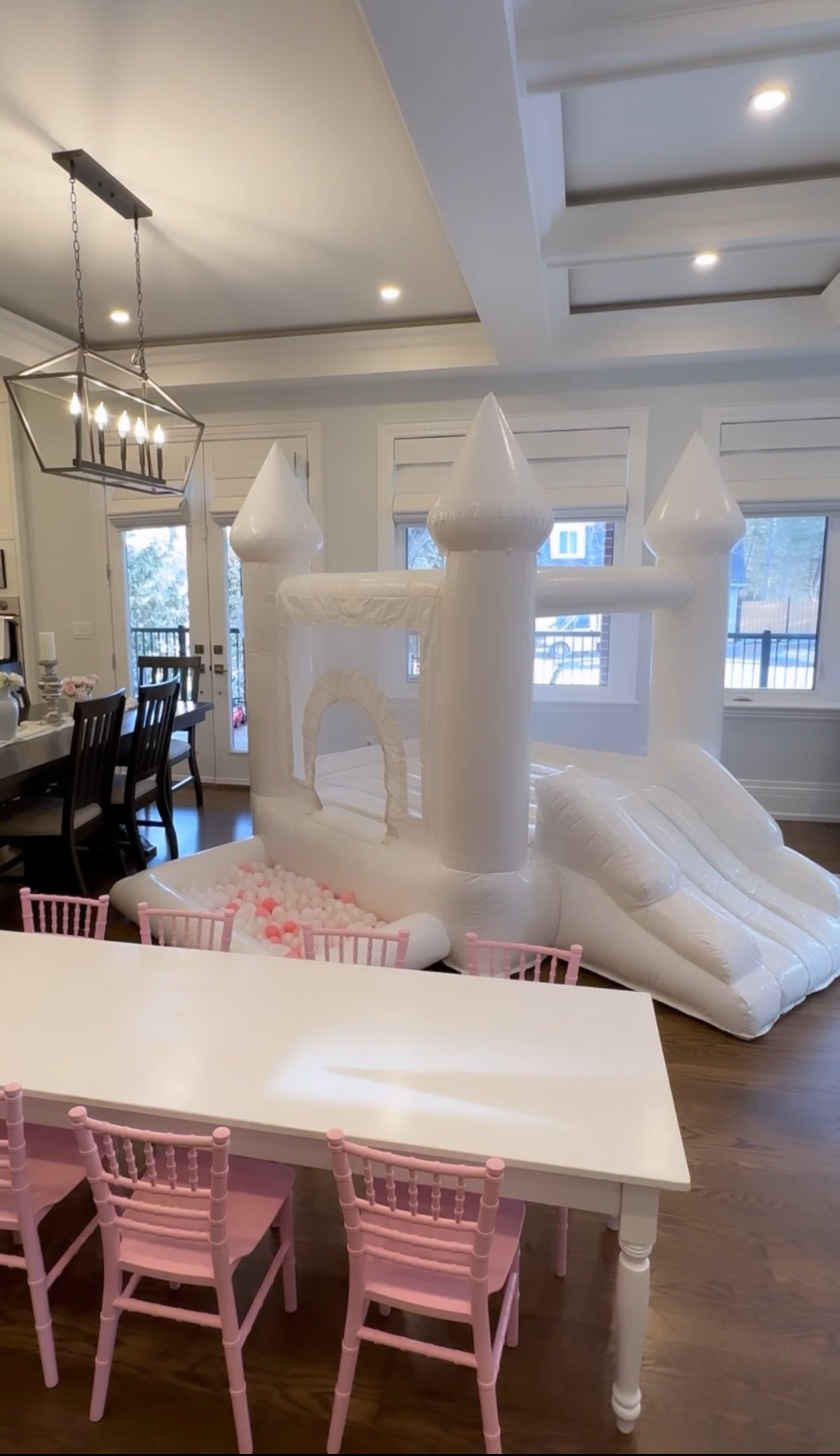 7 Ft White Jumping Castle With Ball Pit