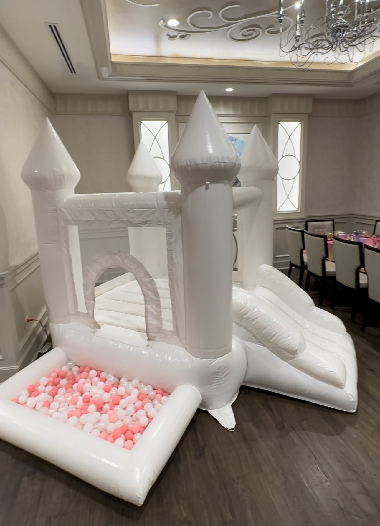 7 Ft White Jumping Castle With Ball Pit